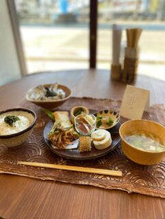 お昼の営業が始まったみたい