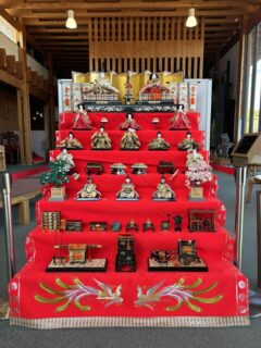 おひなさまを展示してるよ（しかも7段飾り）