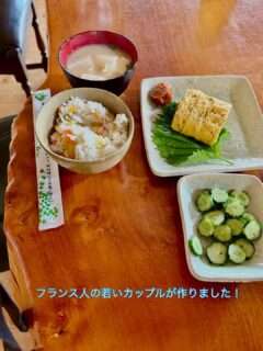 民泊ひまわりに宿泊したフランス人の若いカップルが和食づくりを体験したよ