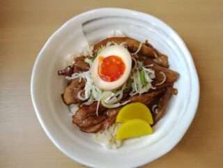 お食事メニューに地鶏チャーシュー丼やごぼ天うどんが新登場