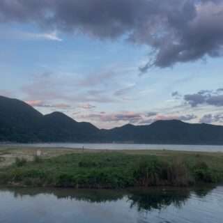 夕暮れ時の新鹿海岸でリラクシング
